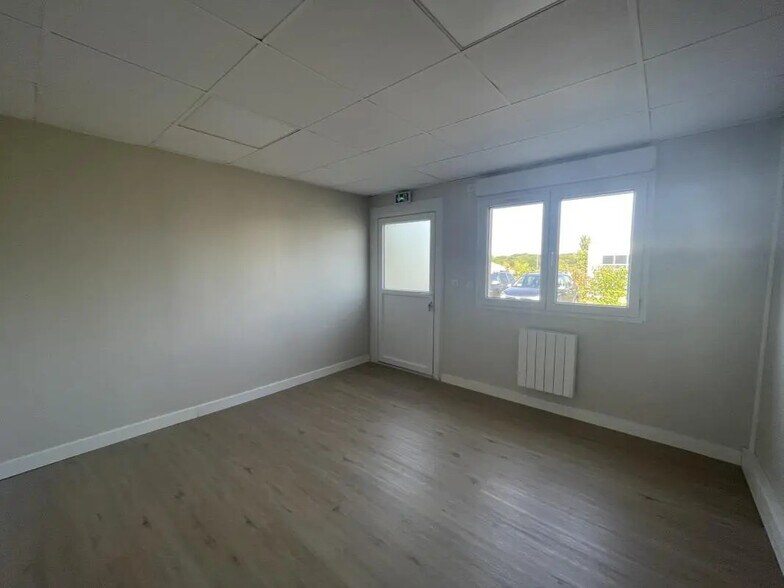 Office in Évreux for lease - Interior Photo - Image 2 of 3