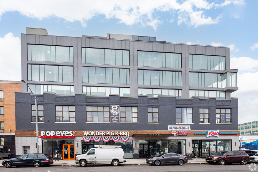 3702 Queens Blvd, Long Island City, NY for lease - Building Photo - Image 2 of 6