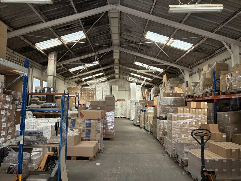 Industrial in Draguignan for lease - Interior Photo - Image 2 of 2