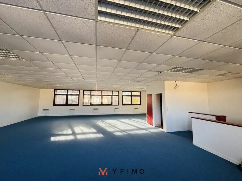 Flex in Voisins-le-Bretonneux for lease - Interior Photo - Image 3 of 5