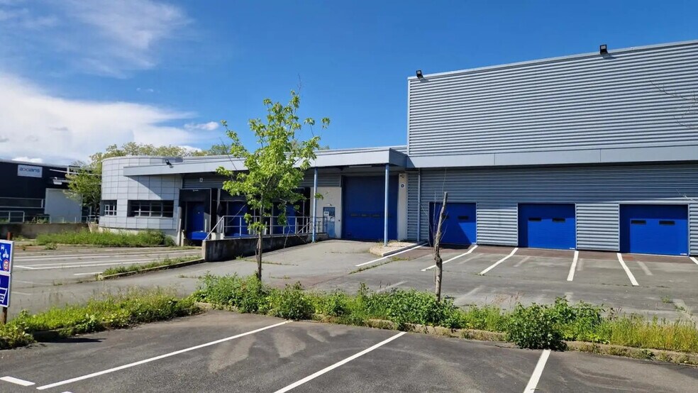 Industrial in Miribel for lease - Building Photo - Image 2 of 14