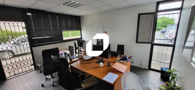 Office in Talence for lease Building Photo- Image 1 of 7