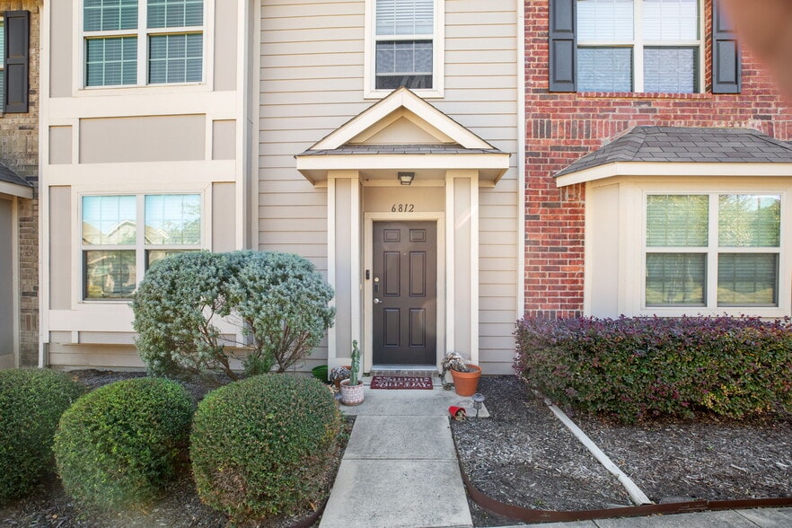 3060 Peyton Brook Dr, Fort Worth, TX for sale - Primary Photo - Image 1 of 3