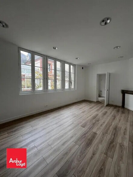 Office in Chartres for lease - Interior Photo - Image 2 of 4