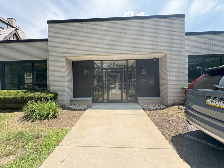 385 Wyoming Ave, Kingston, PA for lease - Building Photo - Image 1 of 3