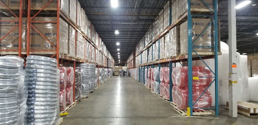 677 Rue Douville, Granby, QC for lease - Interior Photo - Image 2 of 17