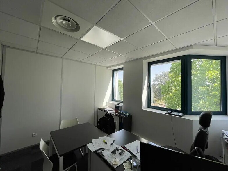 Office in Saint-Genis-Laval for sale - Interior Photo - Image 3 of 12