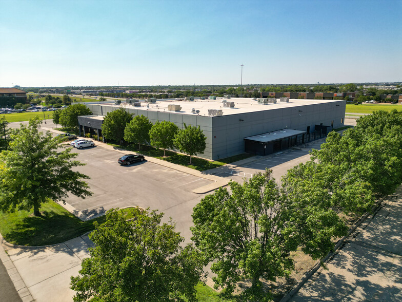 8400 E 32nd St, Wichita, KS for lease - Building Photo - Image 1 of 34