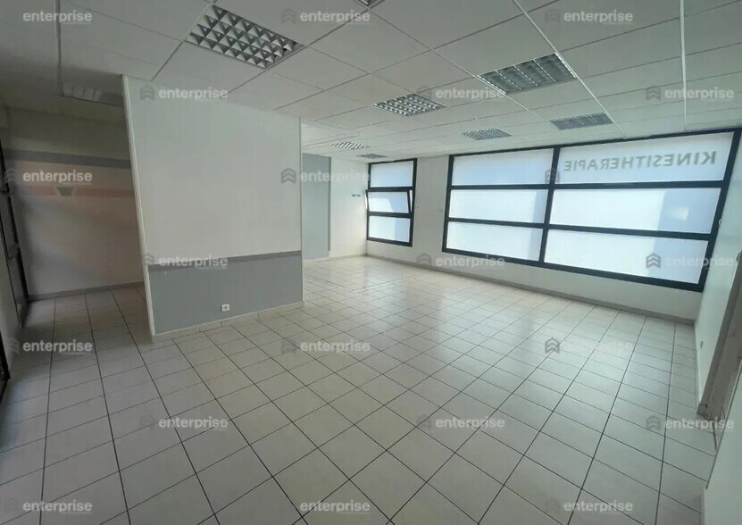Retail in Saint-Quentin for lease - Interior Photo - Image 3 of 4
