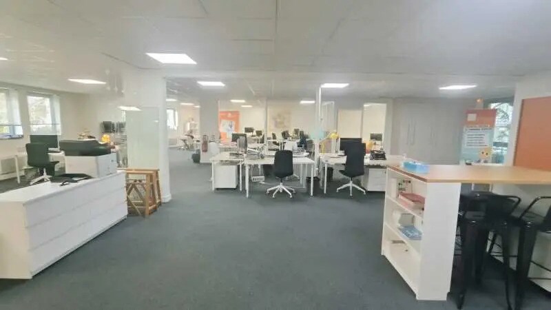 5 Rue Guy Moquet, Orsay for lease - Interior Photo - Image 3 of 10