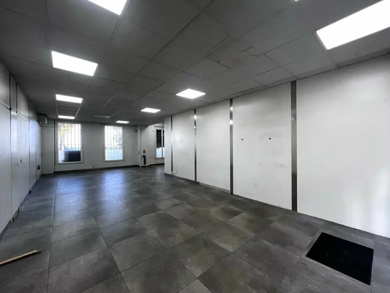 Retail in Nice for lease - Interior Photo - Image 3 of 7