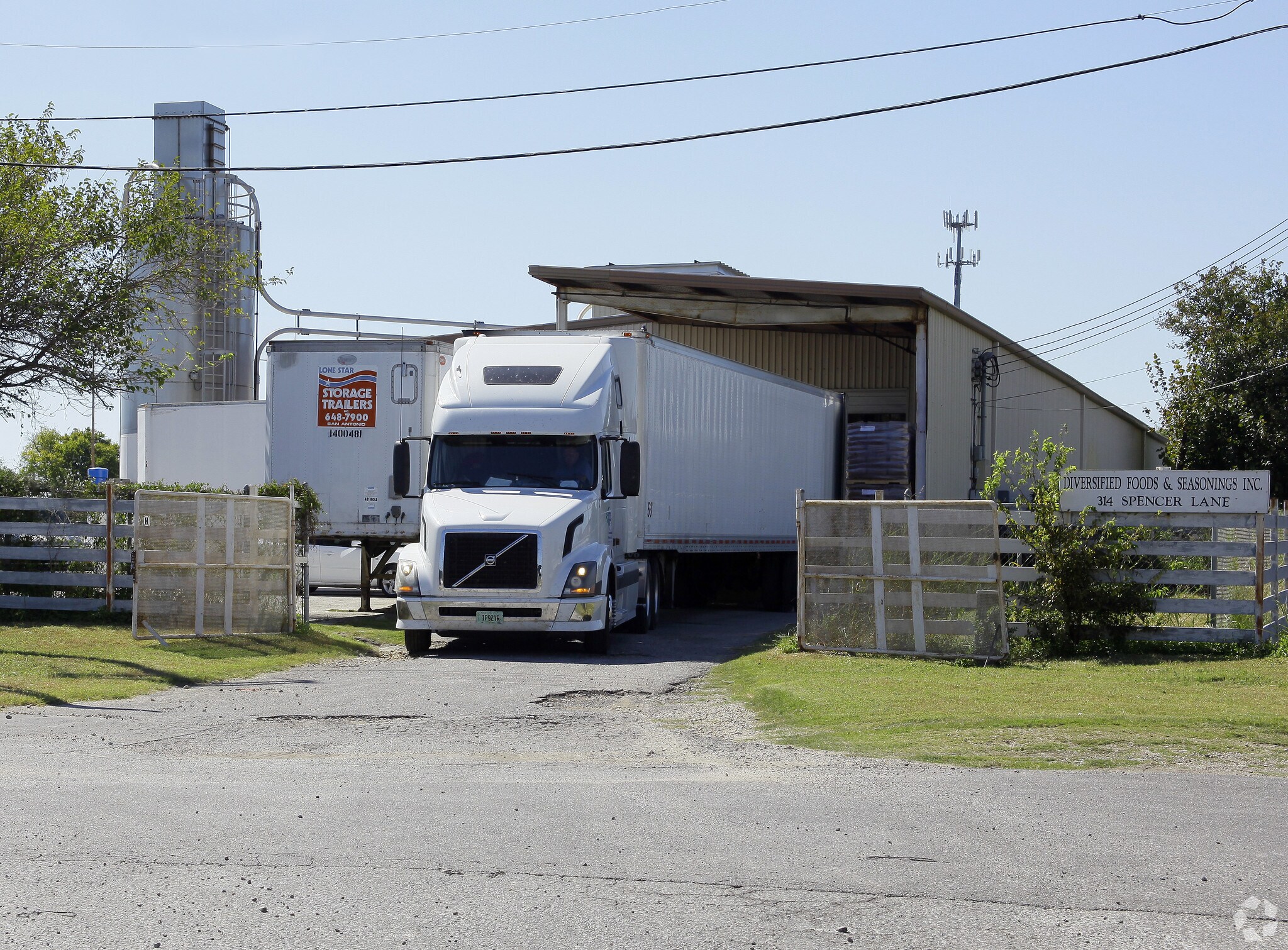 302 Spencer Ln, San Antonio, TX for lease Primary Photo- Image 1 of 3