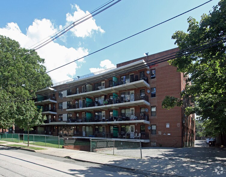 30 Wallace St, Freeport, NY for sale - Primary Photo - Image 1 of 1