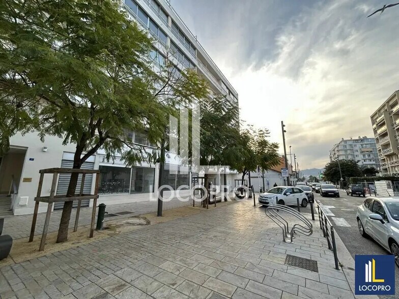 Retail in Cannes for lease - Building Photo - Image 2 of 6