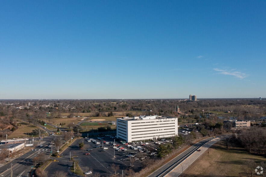 1600 Stewart Ave, Westbury, NY for lease - Aerial - Image 2 of 18