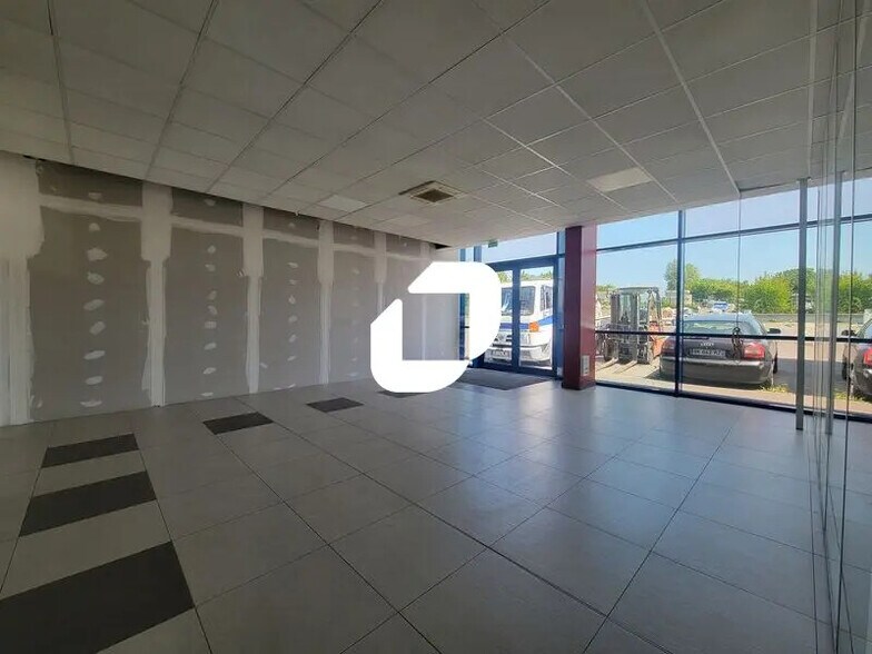 Office in Chilly-Mazarin for lease - Interior Photo - Image 2 of 7