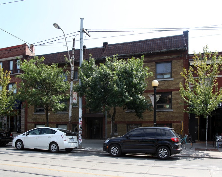 677 College St, Toronto, ON for sale - Primary Photo - Image 1 of 2