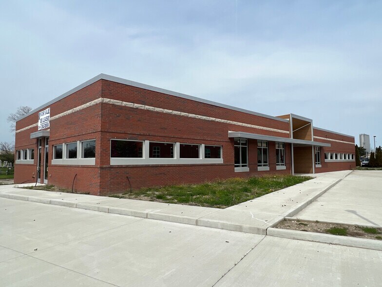 2005 Biddle Ave, Wyandotte, MI for lease - Building Photo - Image 1 of 3