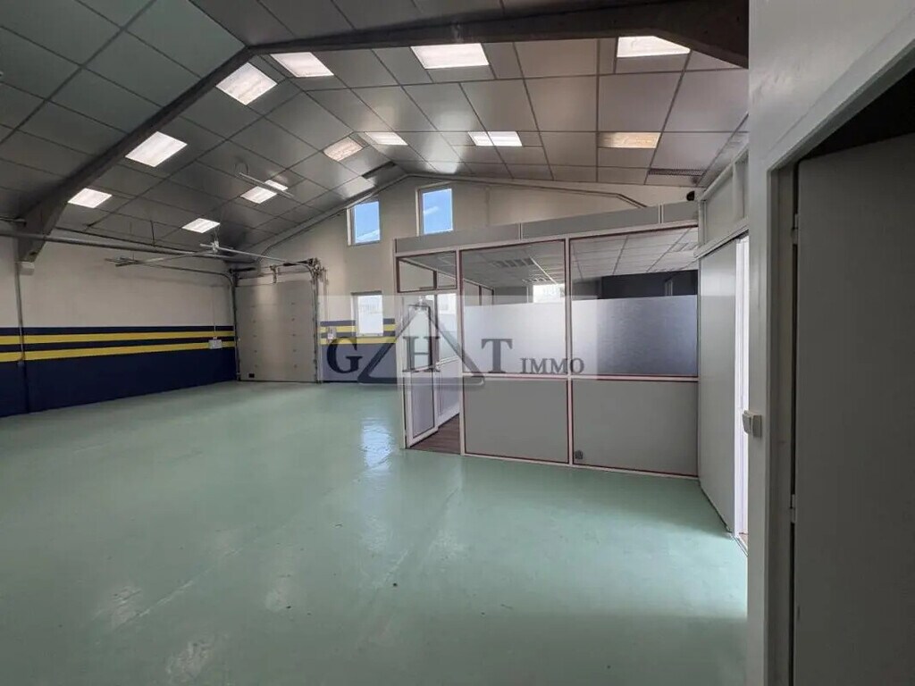 Location Entrepôt 284 m² - Photo 1