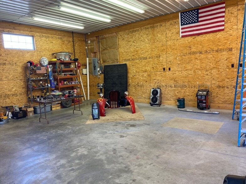 825 Brookfield Ave, Masury, OH for sale - Interior Photo - Image 2 of 9