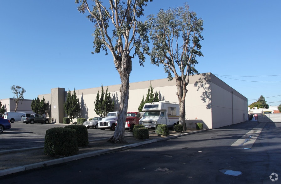 1169 N Grove St, Anaheim, CA for lease - Building Photo - Image 3 of 5