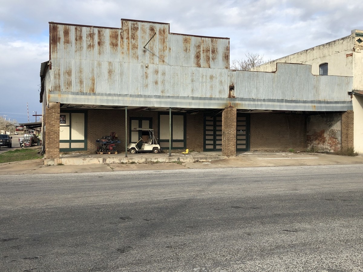 191 S Burleson St, Giddings, TX 78942