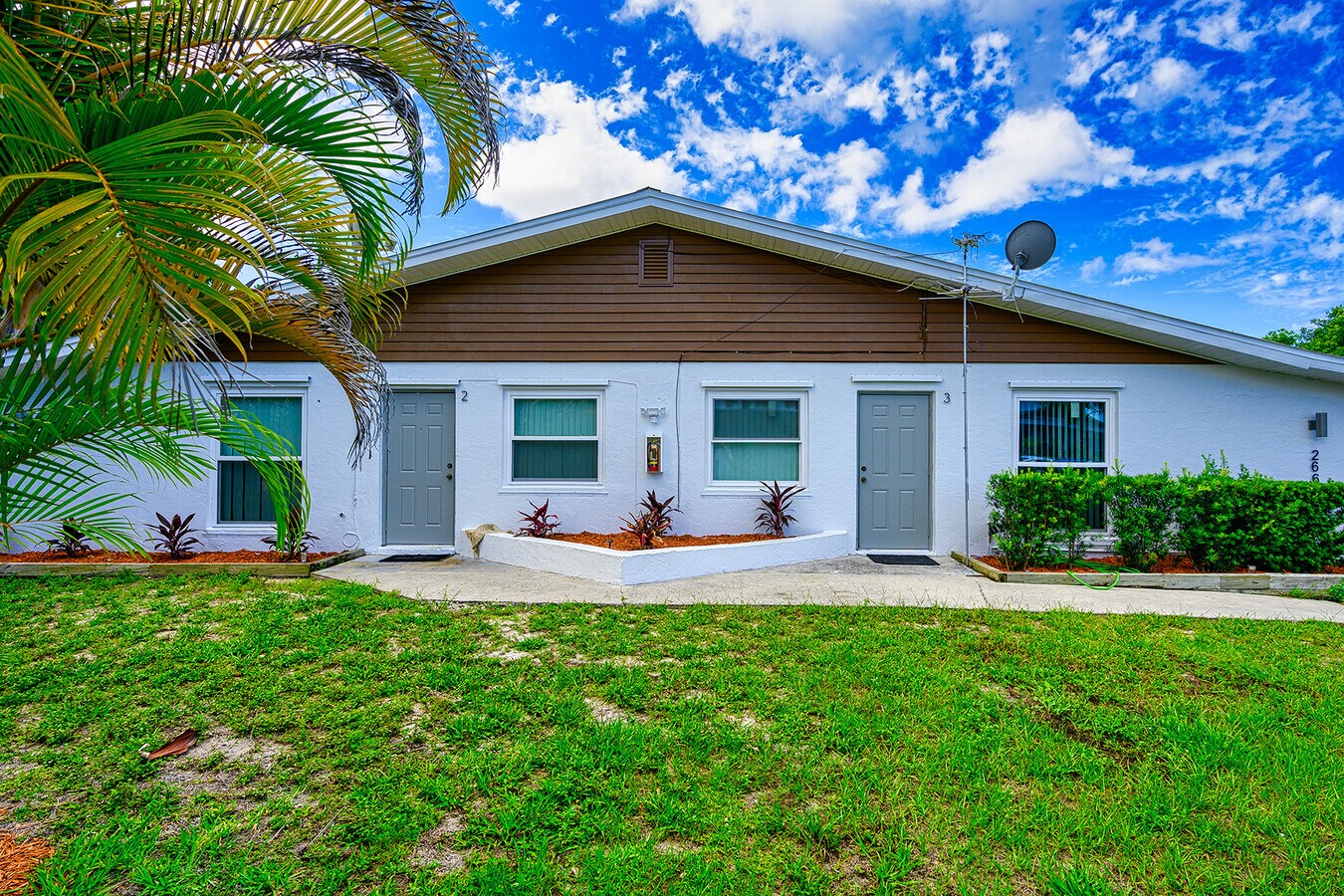 2660 Lakeview Dr, Naples, FL 34112