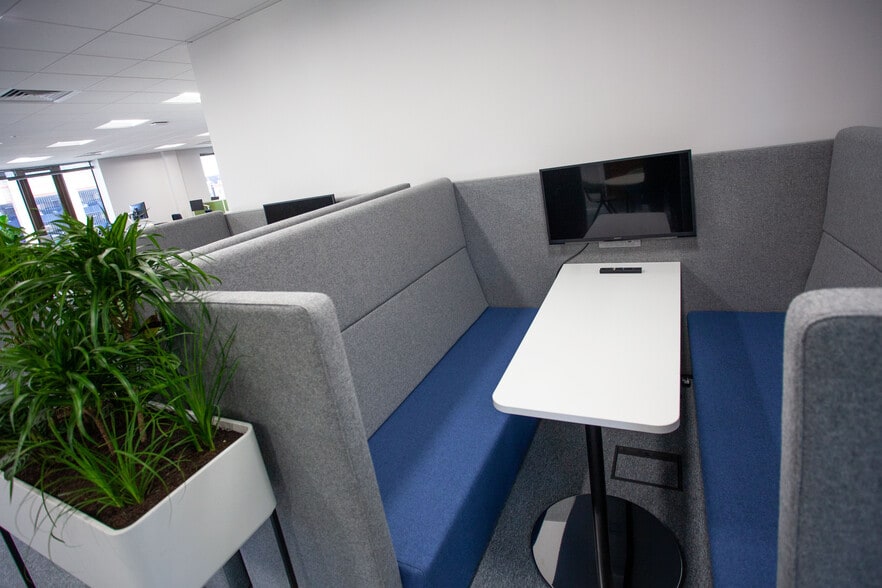 2 Grosvenor Sq, Southampton for lease - Interior Photo - Image 3 of 9