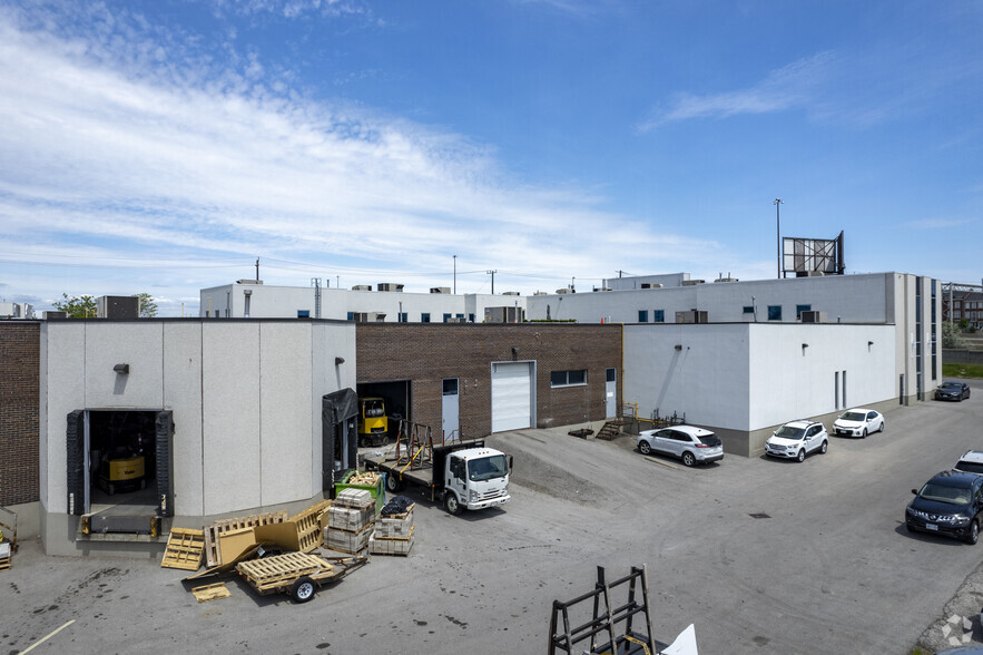 240 Bartor Rd, Toronto, ON for lease - Building Photo - Image 3 of 4