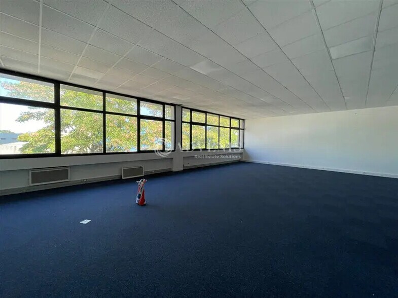 Office in Villejuif for lease - Interior Photo - Image 2 of 11