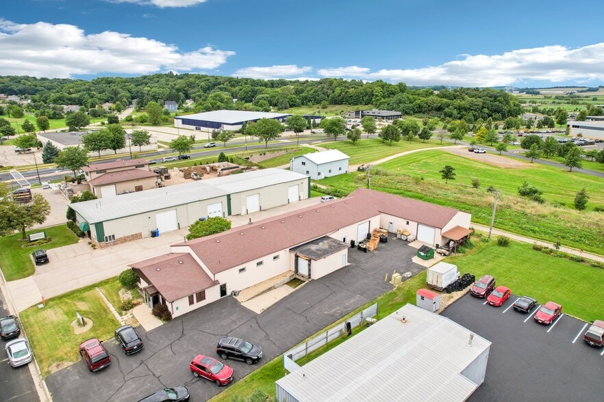 8612 Fairway Pl, Middleton, WI for sale - Building Photo - Image 2 of 26