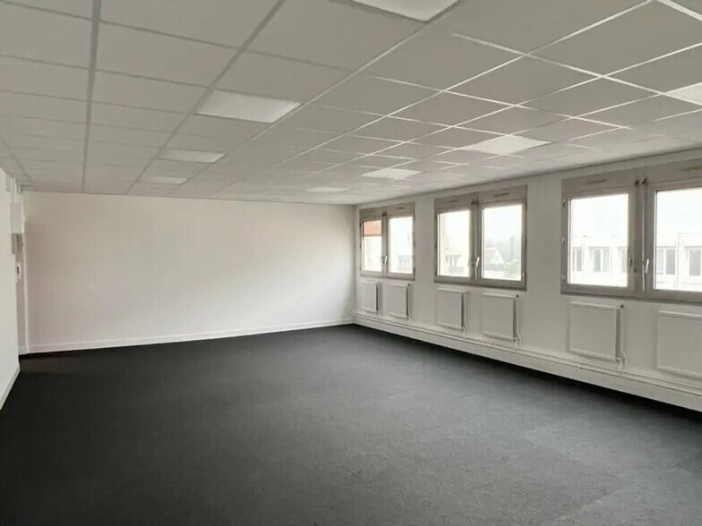 Office in Caen for lease - Building Photo - Image 2 of 8