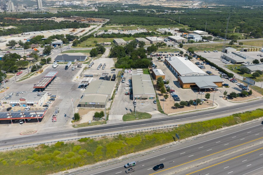 4312 I 35 N Frontage rd, New Braunfels, TX for lease - Building Photo - Image 2 of 9