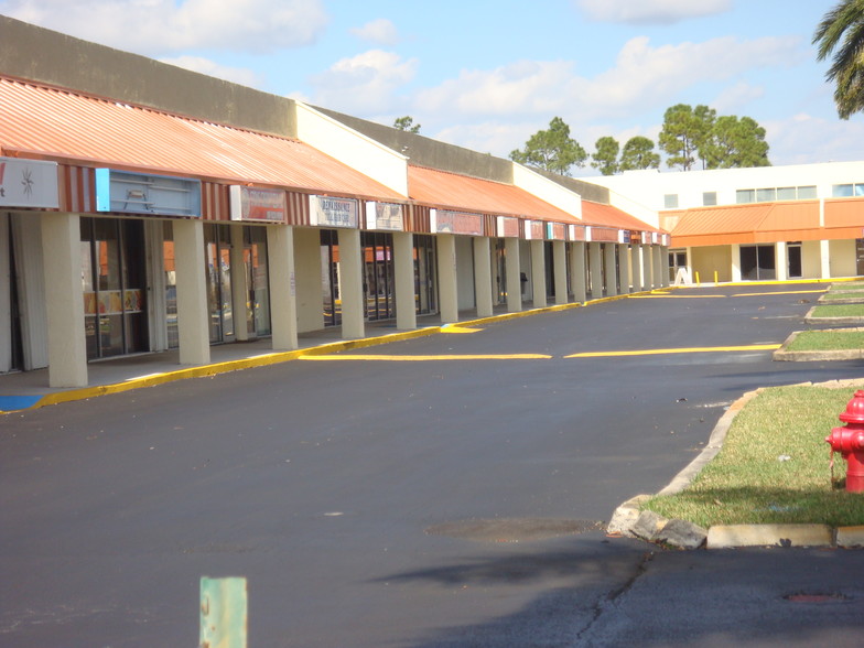 3897-3951 N Haverhill Rd, West Palm Beach, FL for lease - Building Photo - Image 3 of 8