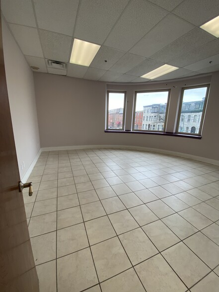 1822 Spring Garden St, Philadelphia, PA for lease - Interior Photo - Image 2 of 9