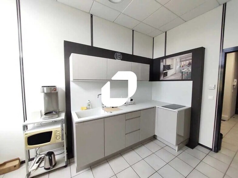 Office in Bièvres for lease - Building Photo - Image 3 of 30