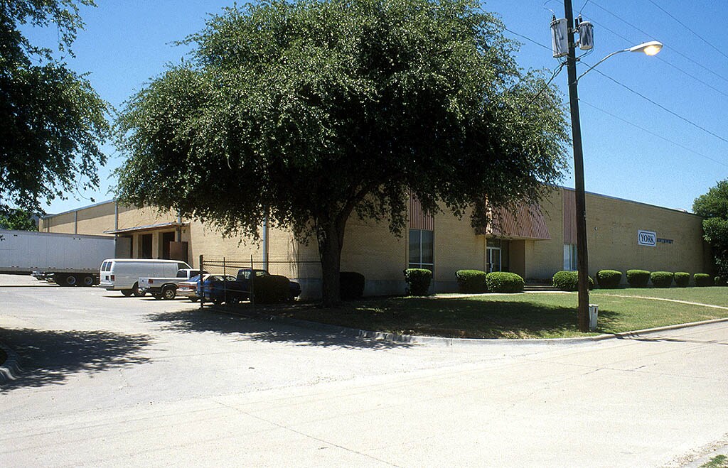 4504 Bronze Way, Dallas, TX for sale Primary Photo- Image 1 of 1