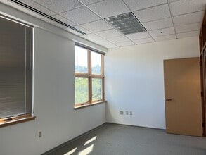 1900 W Nickerson St, Seattle, WA for lease Interior Photo- Image 2 of 5