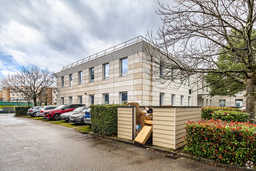 Office in Bron for lease - Primary Photo - Image 1 of 2