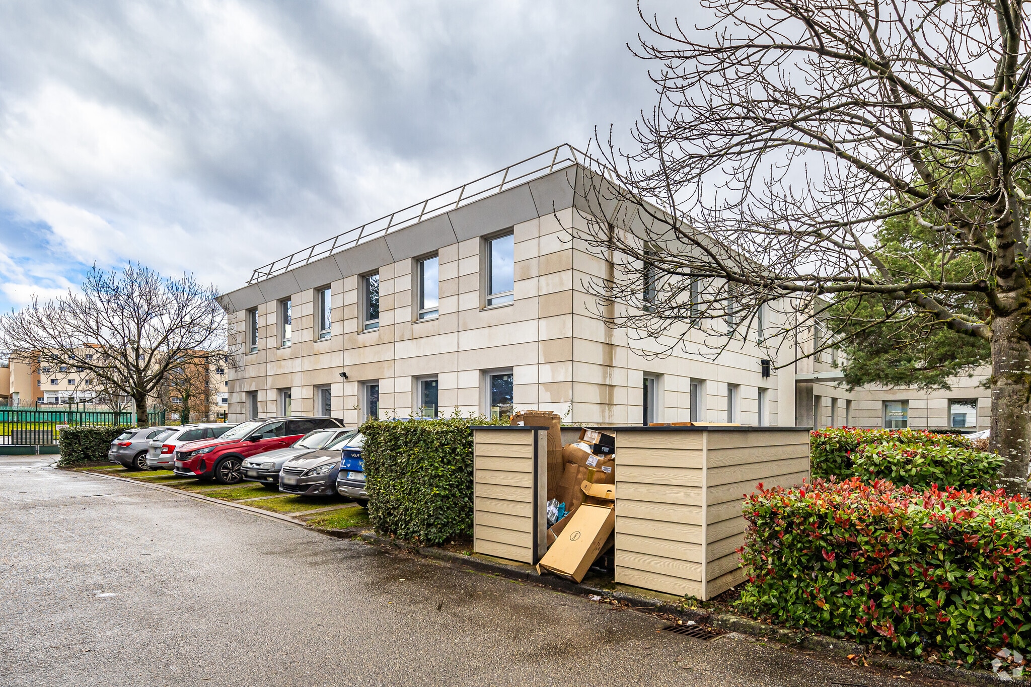 Office in Bron for lease Primary Photo- Image 1 of 3