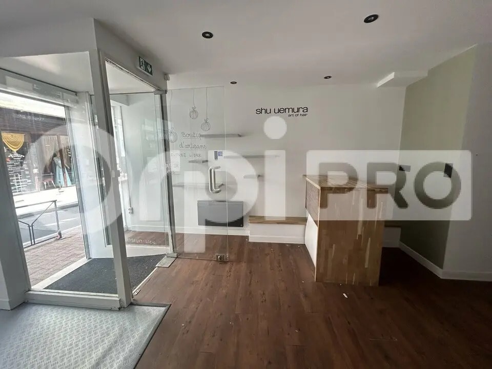 Retail in Limoges for lease Interior Photo- Image 1 of 8