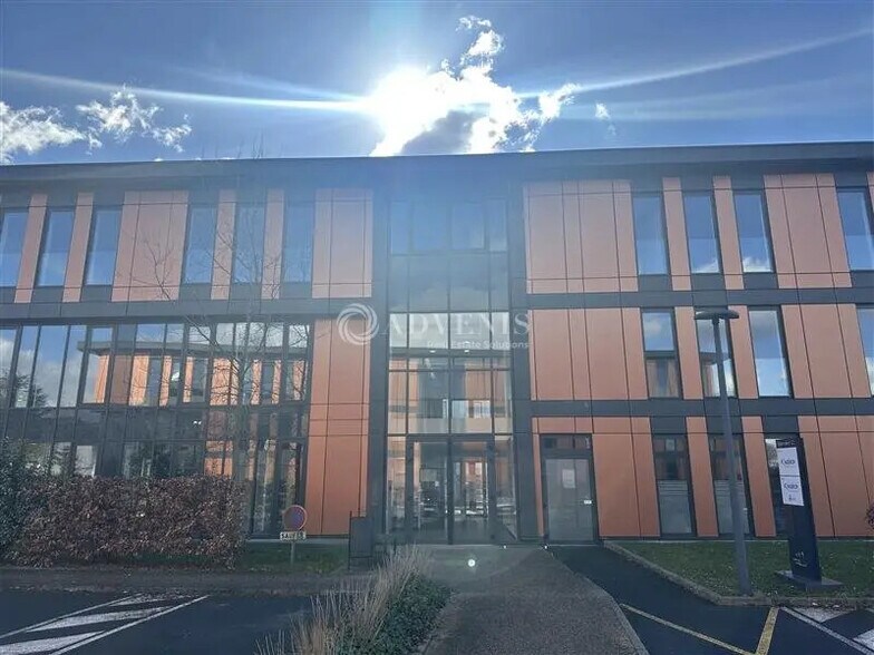 Office in Lesquin for lease - Building Photo - Image 2 of 10