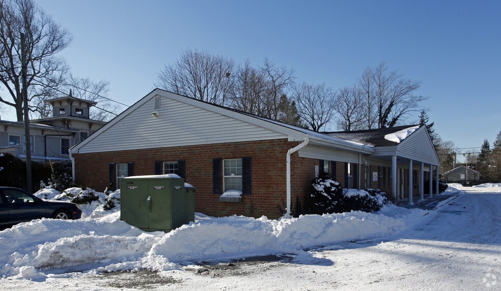 550 E Main St, Riverhead, NY for lease - Primary Photo - Image 1 of 2