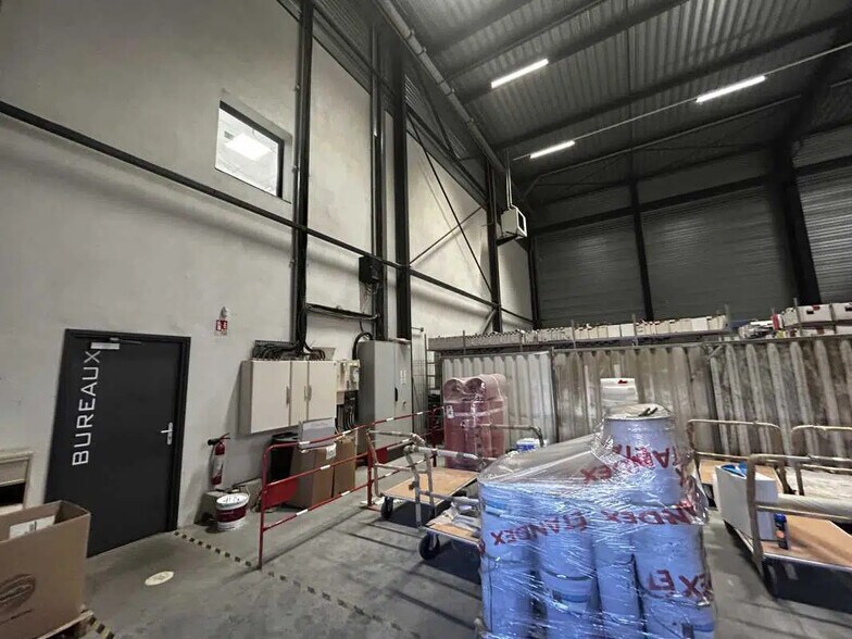 Office in Genas for lease - Interior Photo - Image 3 of 20