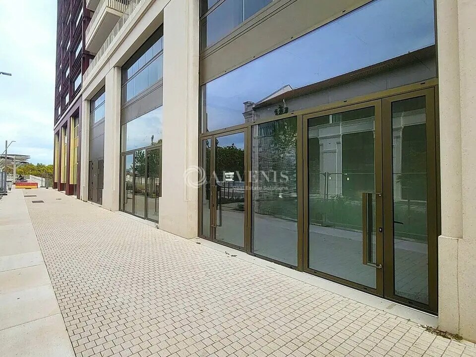 Retail in Saint-Denis for lease Building Photo- Image 1 of 6