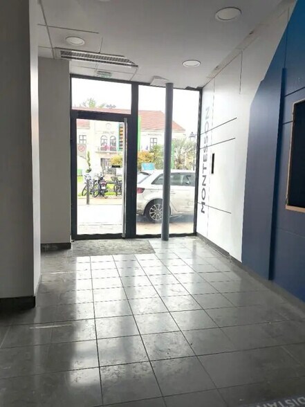 Retail in Montesson for lease - Interior Photo - Image 3 of 12