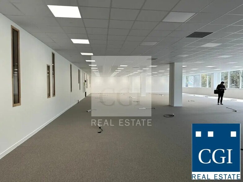 Office in Eybens for lease - Building Photo - Image 3 of 9