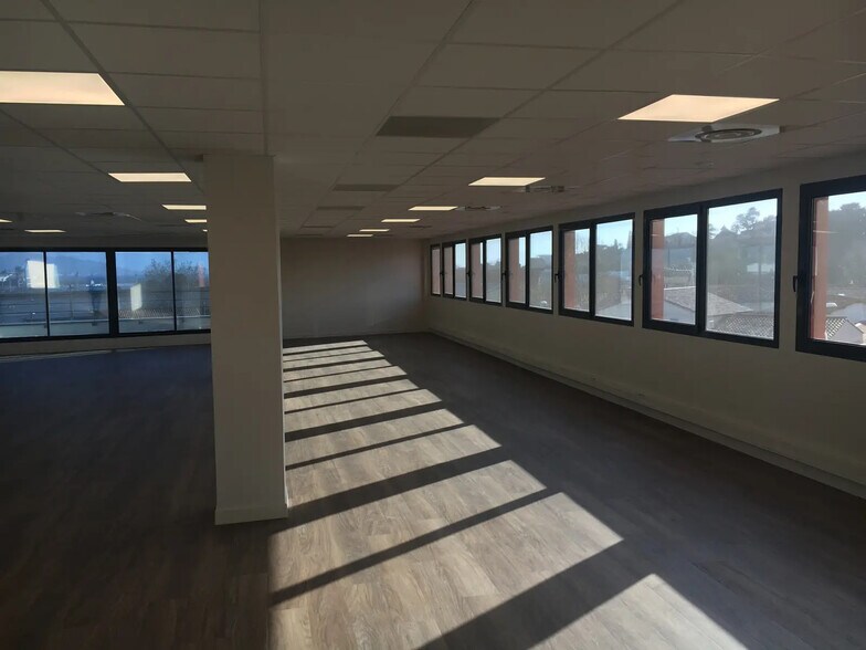 Rue Pascal Xavier Coste, Marseille for lease - Interior Photo - Image 2 of 6