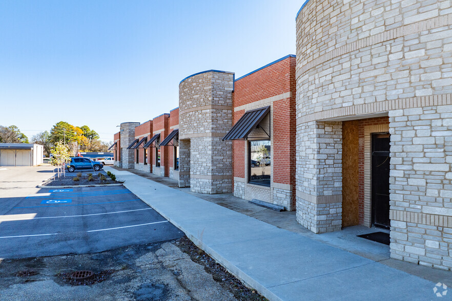 807-809 Varsity Dr, Tupelo, MS for lease - Building Photo - Image 3 of 9