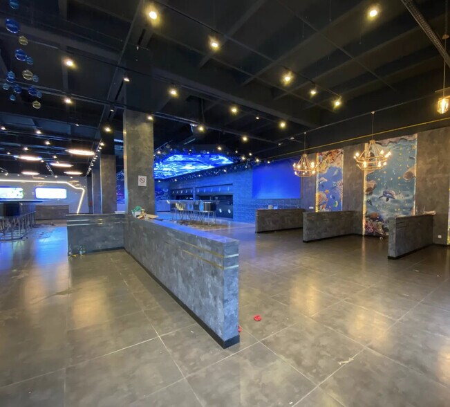 Retail in Les Mureaux for lease - Lobby - Image 3 of 4